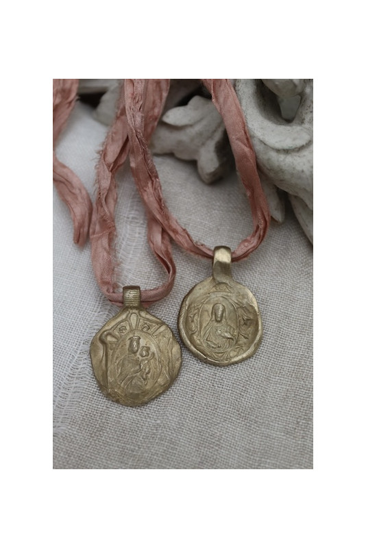 Medalla rústica escapulario en latón. Hecha artesanalmente en España por Sandra Bellew