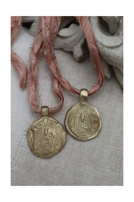 Medalla rústica escapulario en latón. Hecha artesanalmente en España por Sandra Bellew