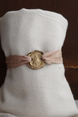 Pulsera de la Virgen de Covadonga en latón. Hecha artesanalmente en España por Sandra Bellew