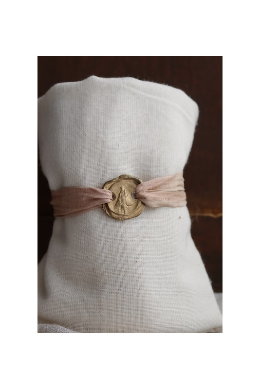 Pulsera de la Virgen de Covadonga en latón. Hecha artesanalmente en España por Sandra Bellew