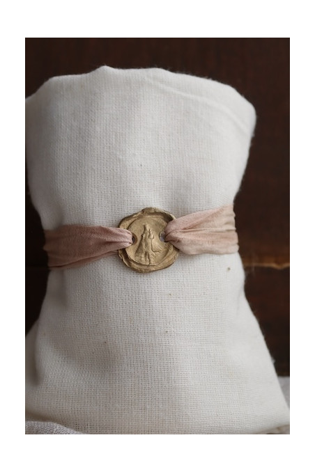 Pulsera de la Virgen de Covadonga en latón. Hecha artesanalmente en España por Sandra Bellew