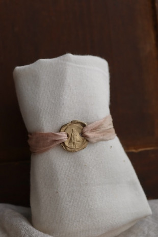 Pulsera de la Virgen de Covadonga en latón. Hecha artesanalmente en España por Sandra Bellew