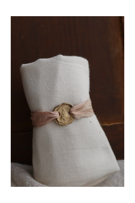 Pulsera de la Virgen de Covadonga en latón. Hecha artesanalmente en España por Sandra Bellew