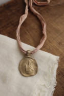 Medalla rústica del Cristo de la Misericordia en latón. Hecha artesanalmente en España por Sandra Bellew.