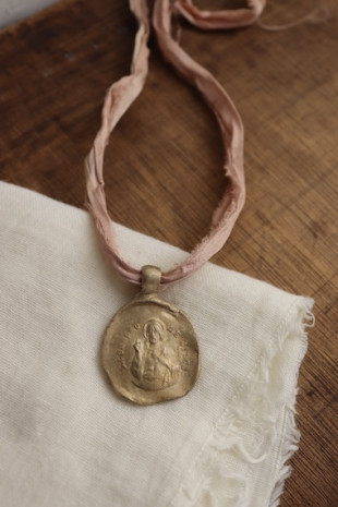 Medalla rústica del Cristo de la Misericordia en latón. Hecha artesanalmente en España por Sandra Bellew.