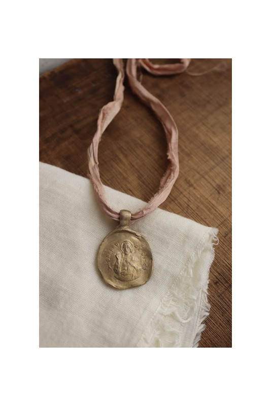 Medalla rústica del Cristo de la Misericordia en latón. Hecha artesanalmente en España por Sandra Bellew.