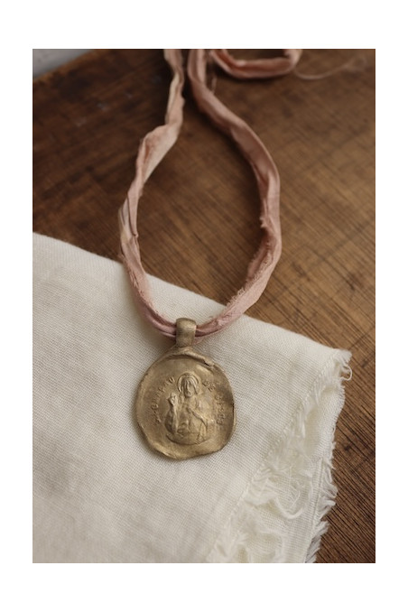 Medalla rústica del Cristo de la Misericordia en latón. Hecha artesanalmente en España por Sandra Bellew.