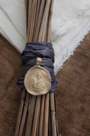 Medalla rústica del Cristo de la Misericordia en latón para ramo de novia. Hecha artesanalmente en España por Sandra Bellew.