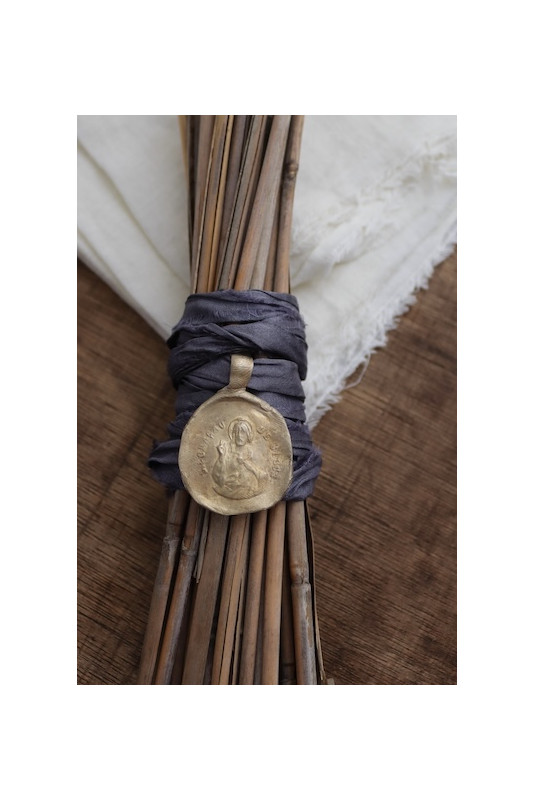 Medalla rústica del Cristo de la Misericordia en latón para ramo de novia. Hecha artesanalmente en España por Sandra Bellew.