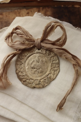 Medalla rústica del Angel Custodio para cuna en latón. Hecha artesanalmente por Sandra Bellew.