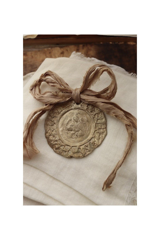 Medalla rústica del Angel Custodio para cuna en latón. Hecha artesanalmente por Sandra Bellew.