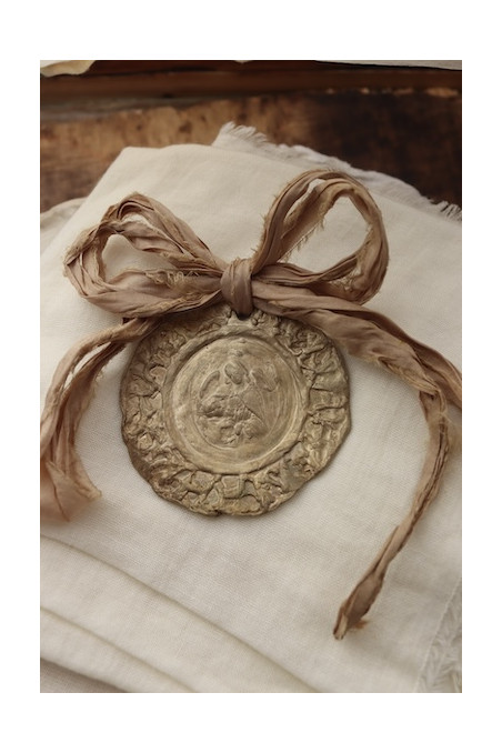 Medalla rústica del Angel Custodio para cuna en latón. Hecha artesanalmente por Sandra Bellew.