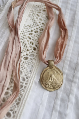 Medalla de la Virgen Esperanza Macarena en latón. Hecha artesanalmente en España por Sandra Bellew