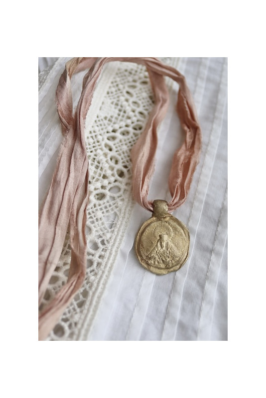 Medalla de la Virgen Esperanza Macarena en latón. Hecha artesanalmente en España por Sandra Bellew