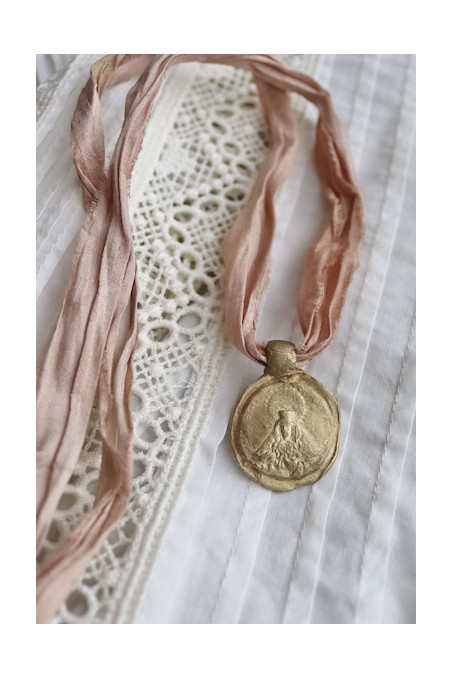 Medalla de la Virgen Esperanza Macarena en latón. Hecha artesanalmente en España por Sandra Bellew