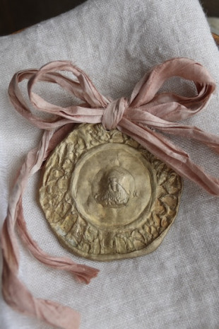 Medalla de la Virgen Esperanza Macarena en latón para cuna. Hecha artesanalmente en España por Sandra Bellew