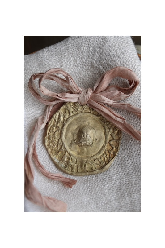 Medalla de la Virgen Esperanza Macarena en latón para cuna. Hecha artesanalmente en España por Sandra Bellew
