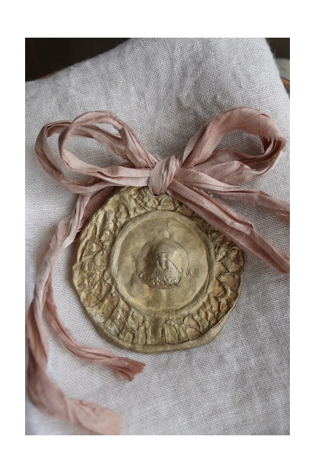 Medalla de la Virgen Esperanza Macarena en latón para cuna. Hecha artesanalmente en España por Sandra Bellew