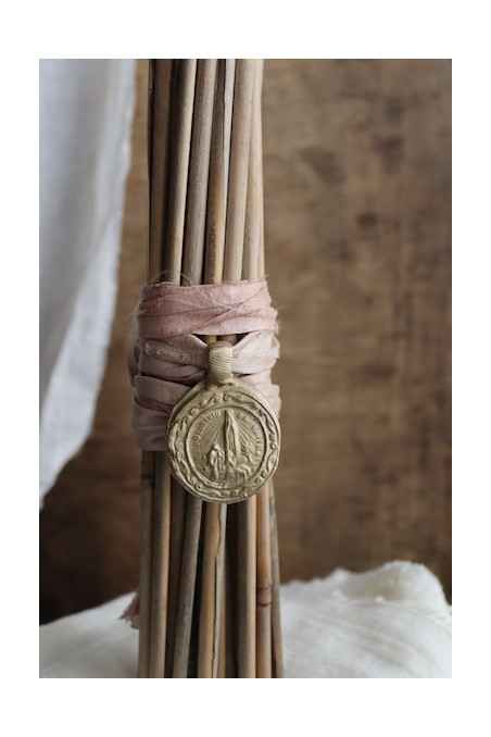 Medalla rústica de la Virgen de Fátima para ramo en latón. Hecha artesanalmente en España por Sandra Bellew.