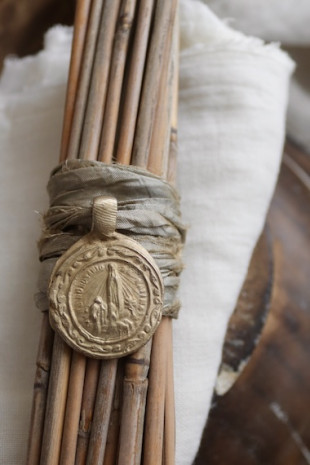 Medalla rústica de la Virgen de Fátima para ramo en latón. Hecha artesanalmente en España por Sandra Bellew.