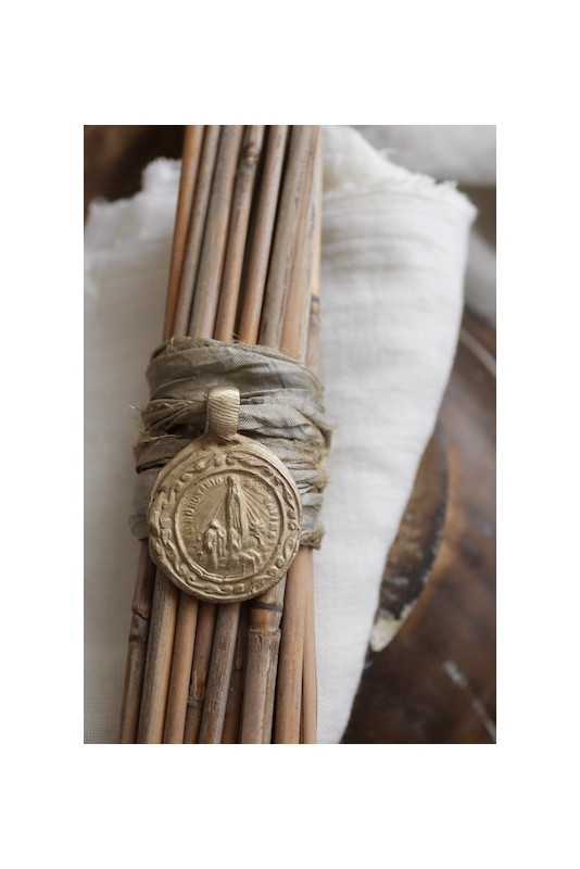 Medalla rústica de la Virgen de Fátima para ramo en latón. Hecha artesanalmente en España por Sandra Bellew.