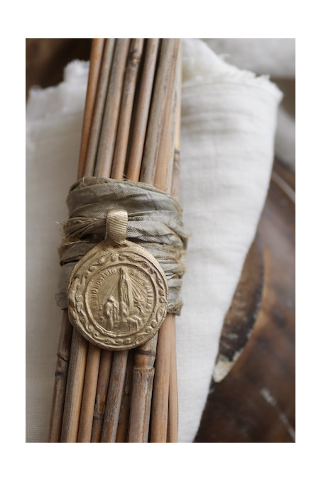 Medalla rústica de la Virgen de Fátima para ramo en latón. Hecha artesanalmente en España por Sandra Bellew.