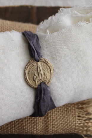 Pulsera rústica de la Virgen de Fátima en latón. Hecha artesanalmente en España por Sandra Bellew.