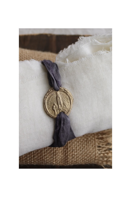 Pulsera rústica de la Virgen de Fátima en latón. Hecha artesanalmente en España por Sandra Bellew.