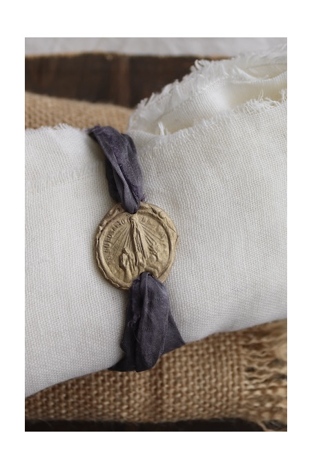 Pulsera rústica de la Virgen de Fátima en latón. Hecha artesanalmente en España por Sandra Bellew.