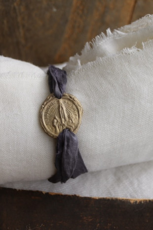 Pulsera rústica de la Virgen de Fátima en latón. Hecha artesanalmente en España por Sandra Bellew.