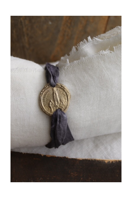 Pulsera rústica de la Virgen de Fátima en latón. Hecha artesanalmente en España por Sandra Bellew.