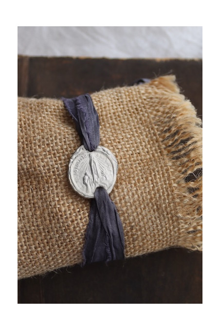 Pulsera rústica de la Virgen de Fátima en plata. Hecha artesanalmente en España por Sandra Bellew.