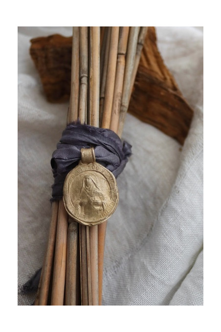 Medalla rústica de Santa Clara para ramo en latón. Hecha artesanalmente en España por Sandra Bellew