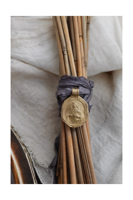 Medalla rústica de Santa Clara para ramo en latón. Hecha artesanalmente en España por Sandra Bellew