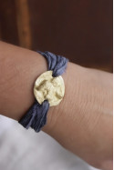 Pulsera rústica del Espíritu Santo en plata. Hecha artesanalmente en España por Sandra Bellew.