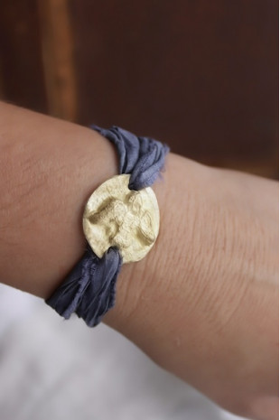 Pulsera rústica del Espíritu Santo en plata. Hecha artesanalmente en España por Sandra Bellew.
