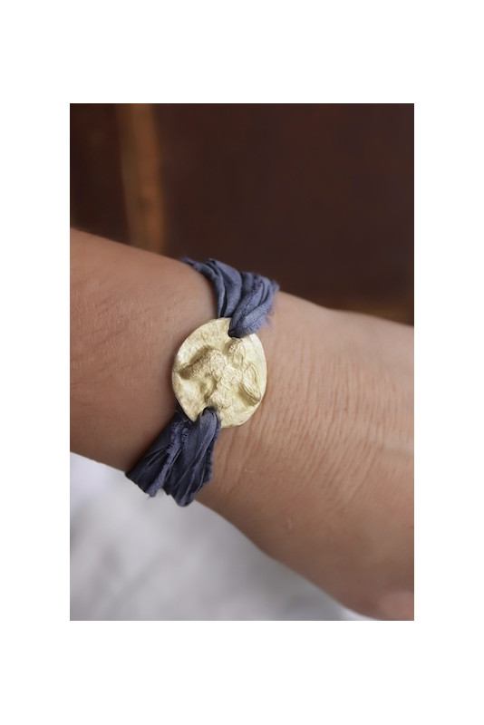 Pulsera rústica del Espíritu Santo en plata. Hecha artesanalmente en España por Sandra Bellew.