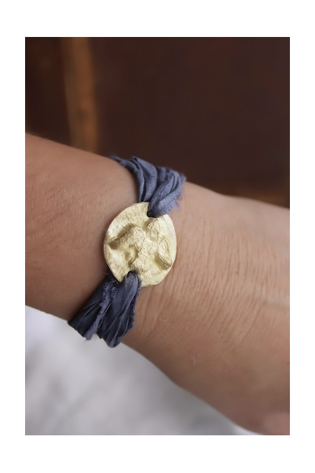 Pulsera rústica del Espíritu Santo en plata. Hecha artesanalmente en España por Sandra Bellew.