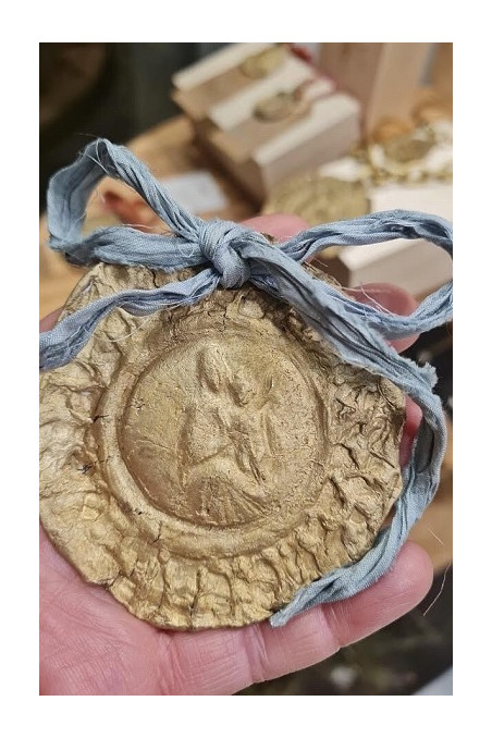 Medalla de la  Virgen del Carmen para carrito en latón. Hecha artesanalmente en España por Sandra Bellew.