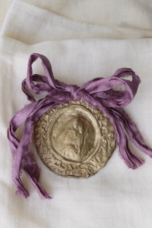 Medalla de la  Virgen del Carmen para carrito en latón. Hecha artesanalmente en España por Sandra Bellew.