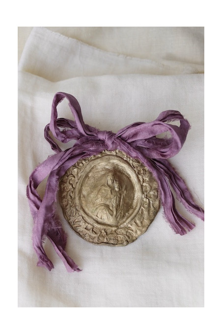 Medalla de la  Virgen del Carmen para carrito en latón. Hecha artesanalmente en España por Sandra Bellew.