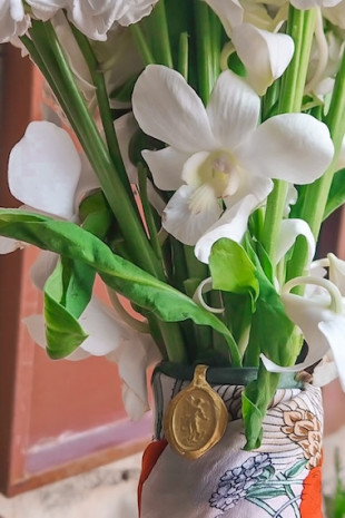 Medalla rústica de San Miguel Arcángel para ramo de novia en latón. Hecha artesanalmente en España por Sandra Bellew.