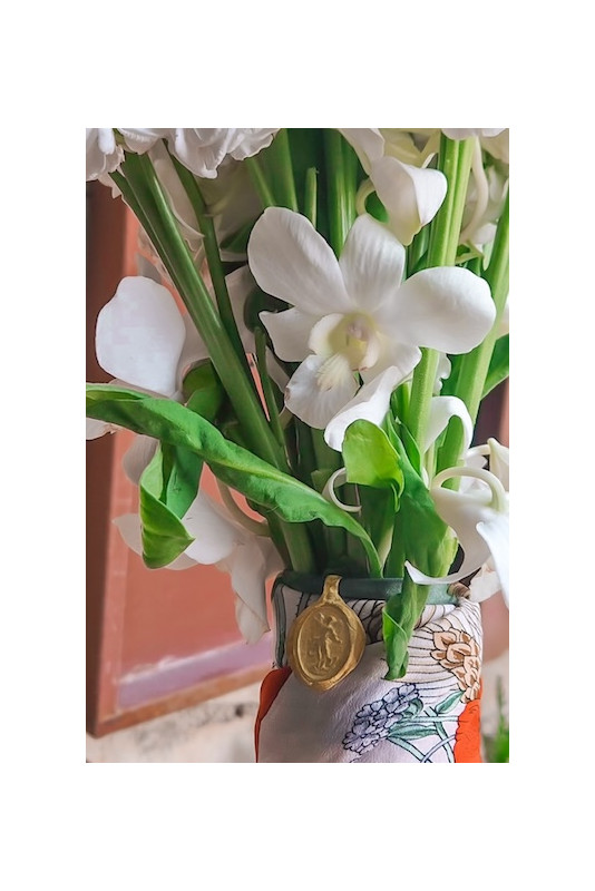 Medalla rústica de San Miguel Arcángel para ramo de novia en latón. Hecha artesanalmente en España por Sandra Bellew.