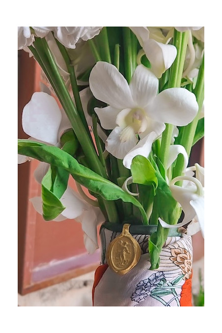 Medalla rústica de San Miguel Arcángel para ramo de novia en latón. Hecha artesanalmente en España por Sandra Bellew.