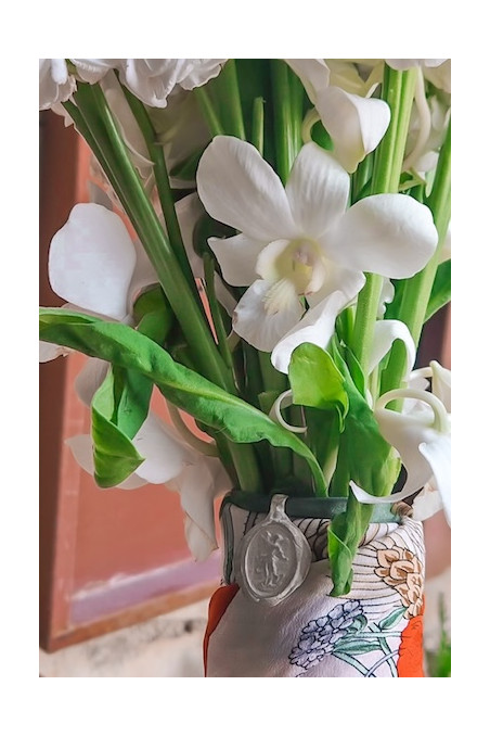 Medalla rústica de San Miguel Arcángel para ramo de novia en plata. Hecha artesanalmente en España por Sandra Bellew.