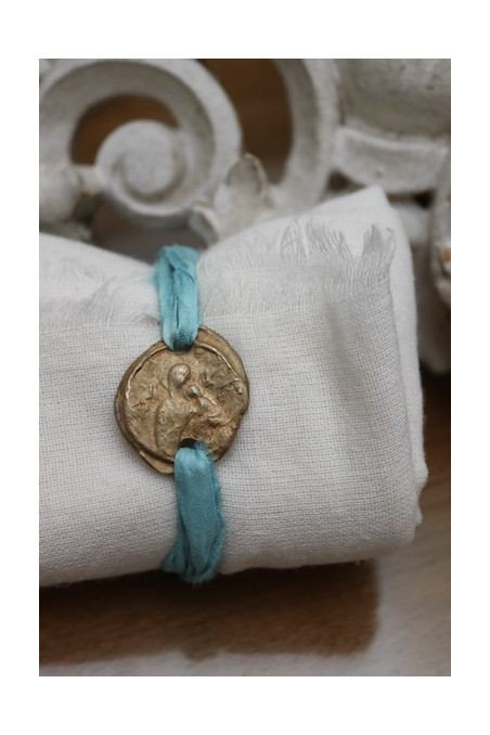 Pulsera rústica de la Virgen del Perpetuo Socorro en latón. Hecha artesanalmente por Sandra Bellew.