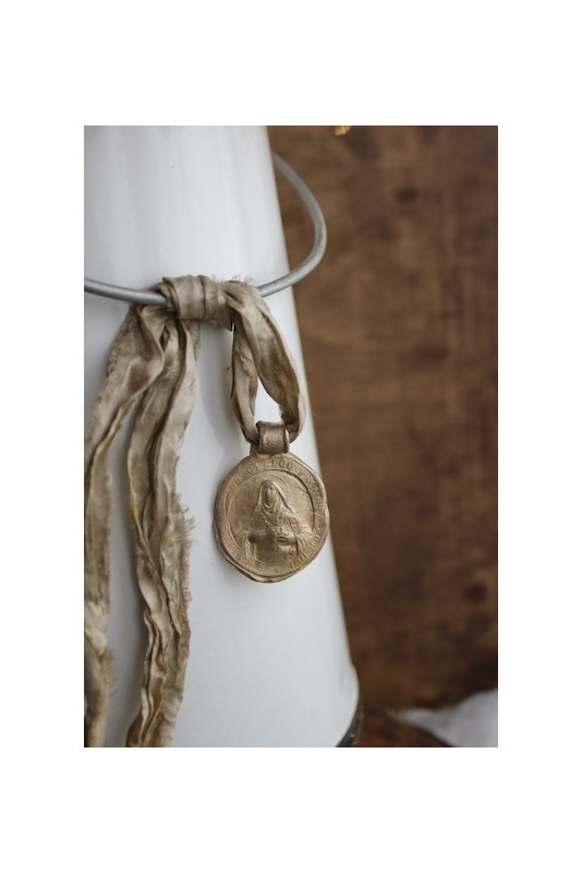 Medalla rústica de Santa Clara en latón. Hecha artesanalmente en España por Sandra Bellew