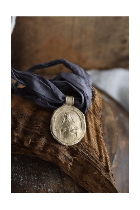 Medalla rústica de Santa Clara en latón. Hecha artesanalmente en España por Sandra Bellew