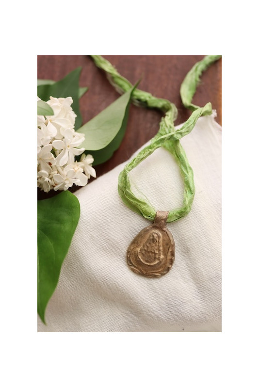 Medalla rústica  de la Virgen del Rocío en latón. Hecha artesanalmente en España por Sandra Bellew.