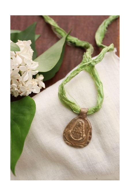 Medalla rústica  de la Virgen del Rocío en latón. Hecha artesanalmente en España por Sandra Bellew.